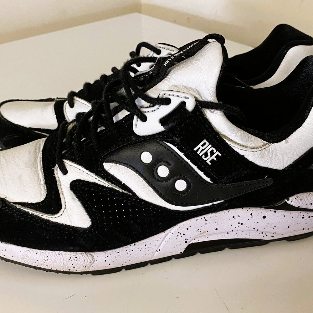 Size 11 mens - Saucony Rise Grid 9000 keys open doors tennis shoes